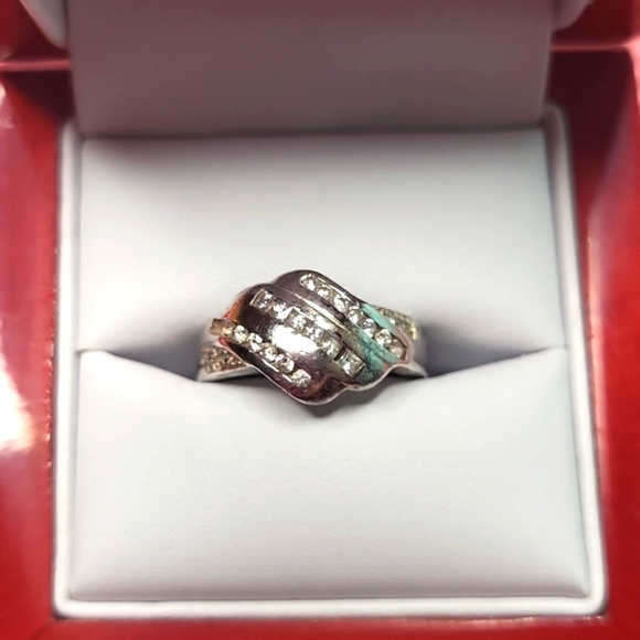 White Sapphire - Picture 1 of 8